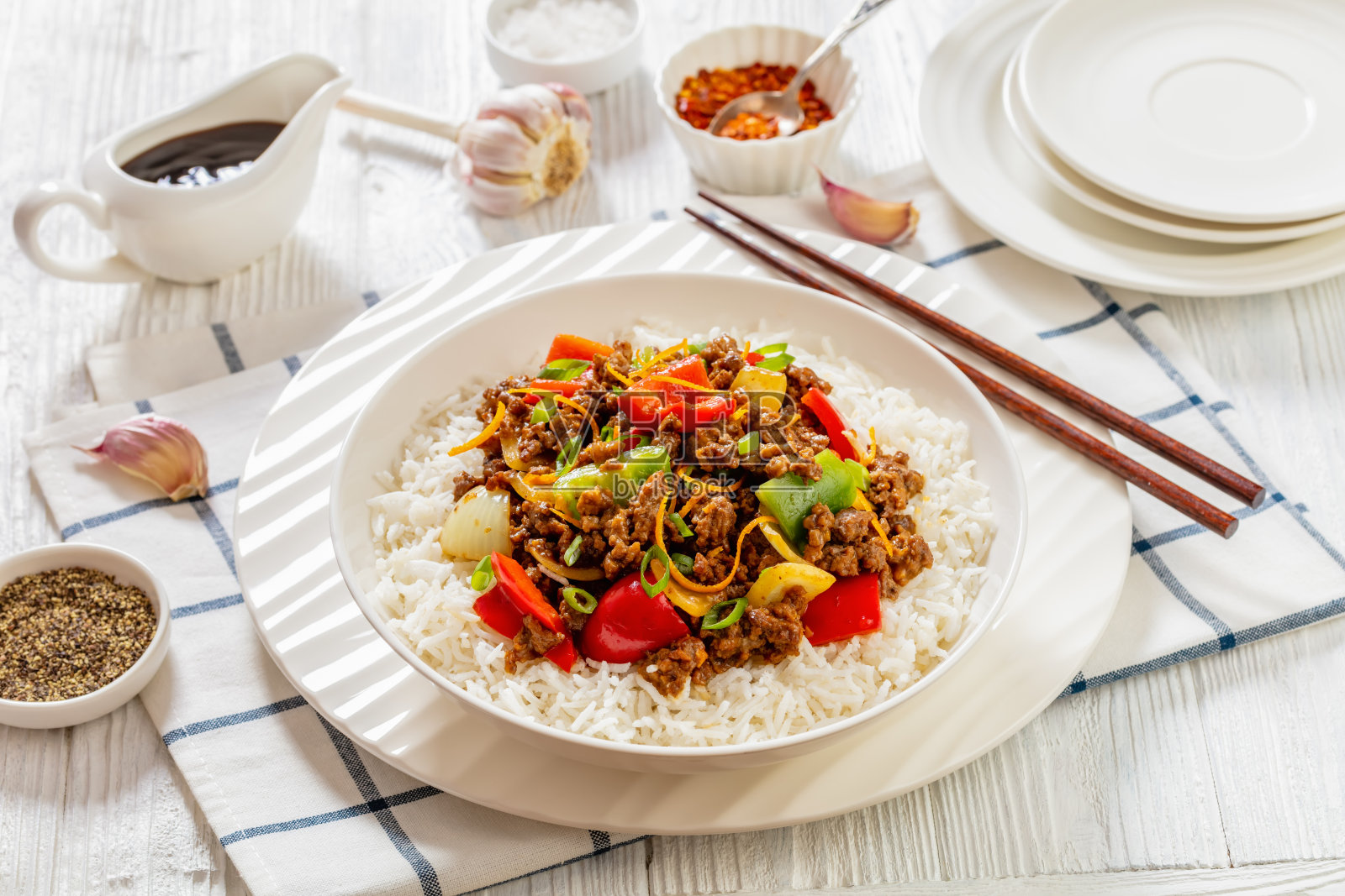 脆碎牛肉，炒蔬菜照片摄影图片