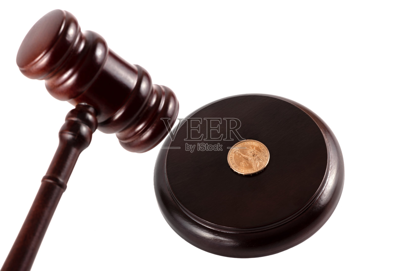 白色背景上的法官木槌照片摄影图片