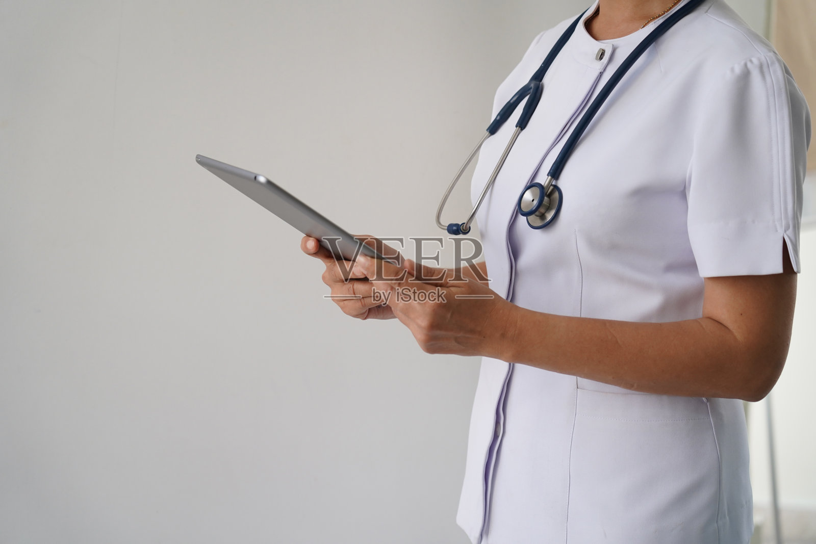 护士看了看电子书照片摄影图片