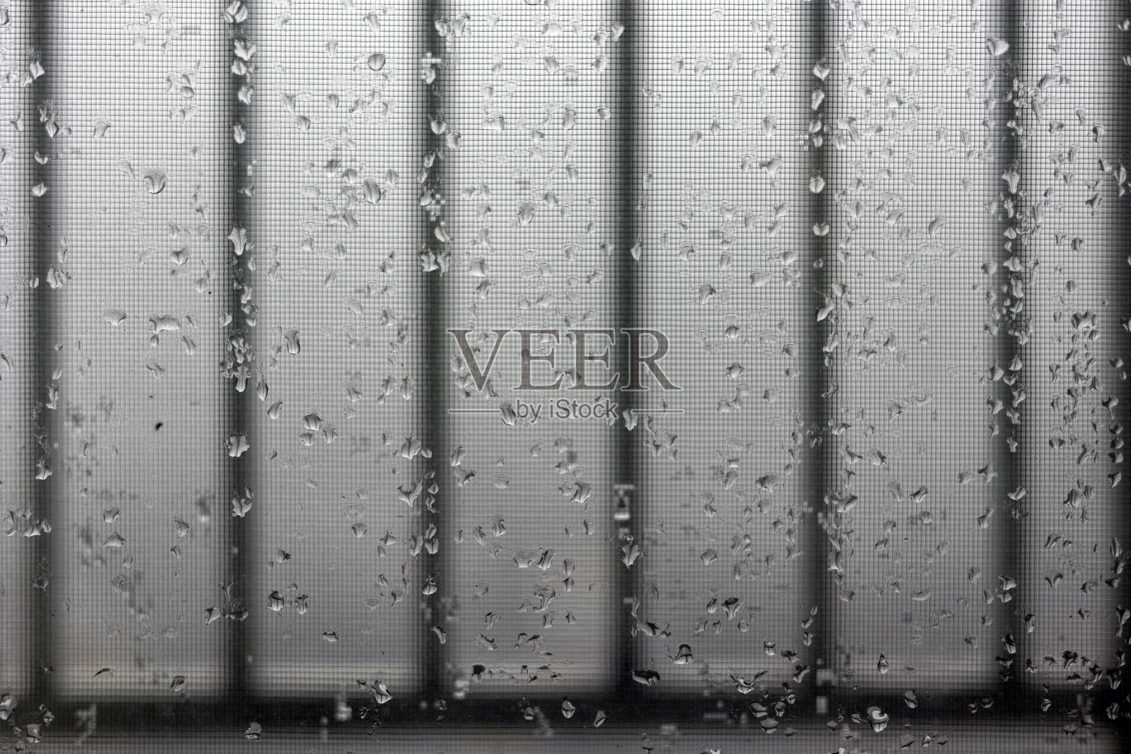 透过栏杆可以看到大雾笼罩的城市景色照片摄影图片