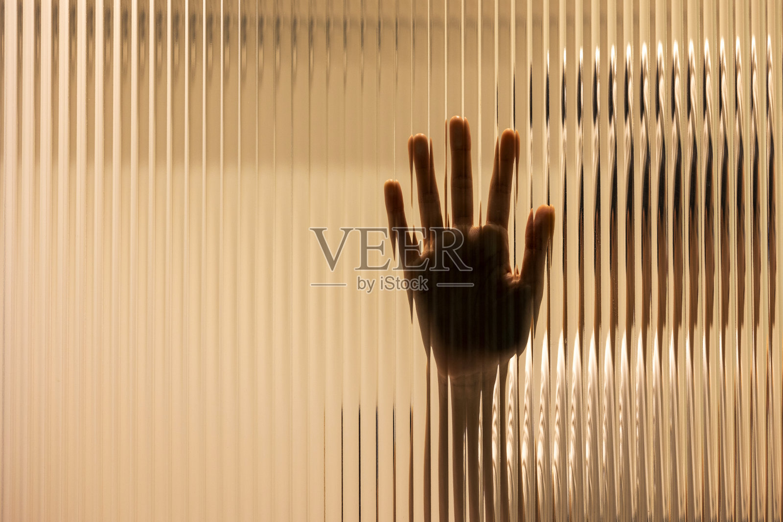 一只手放在纹理玻璃上照片摄影图片