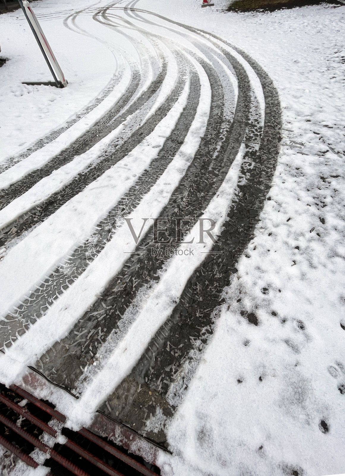 新雪街道上的汽车轮胎印记照片摄影图片