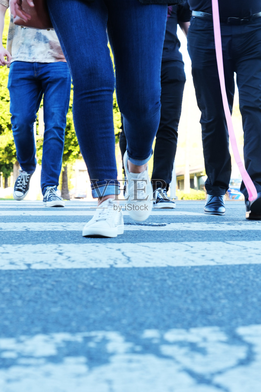 人行横道上的行人照片摄影图片