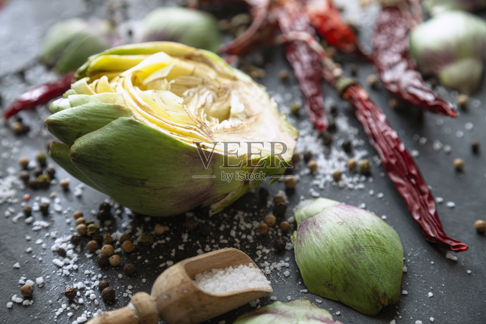 把洋蓟放在木菜板上照片摄影图片