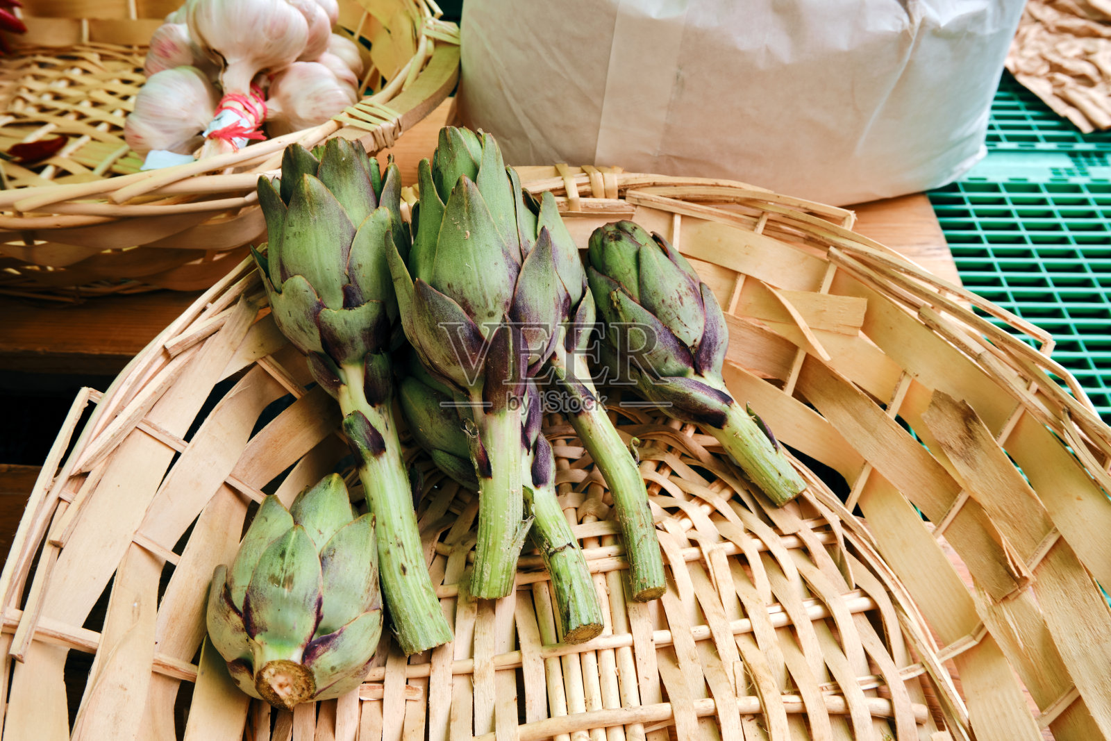 朝鲜蓟在篮子里的特写。有机农场蔬菜。素食主义和适当营养的概念照片摄影图片