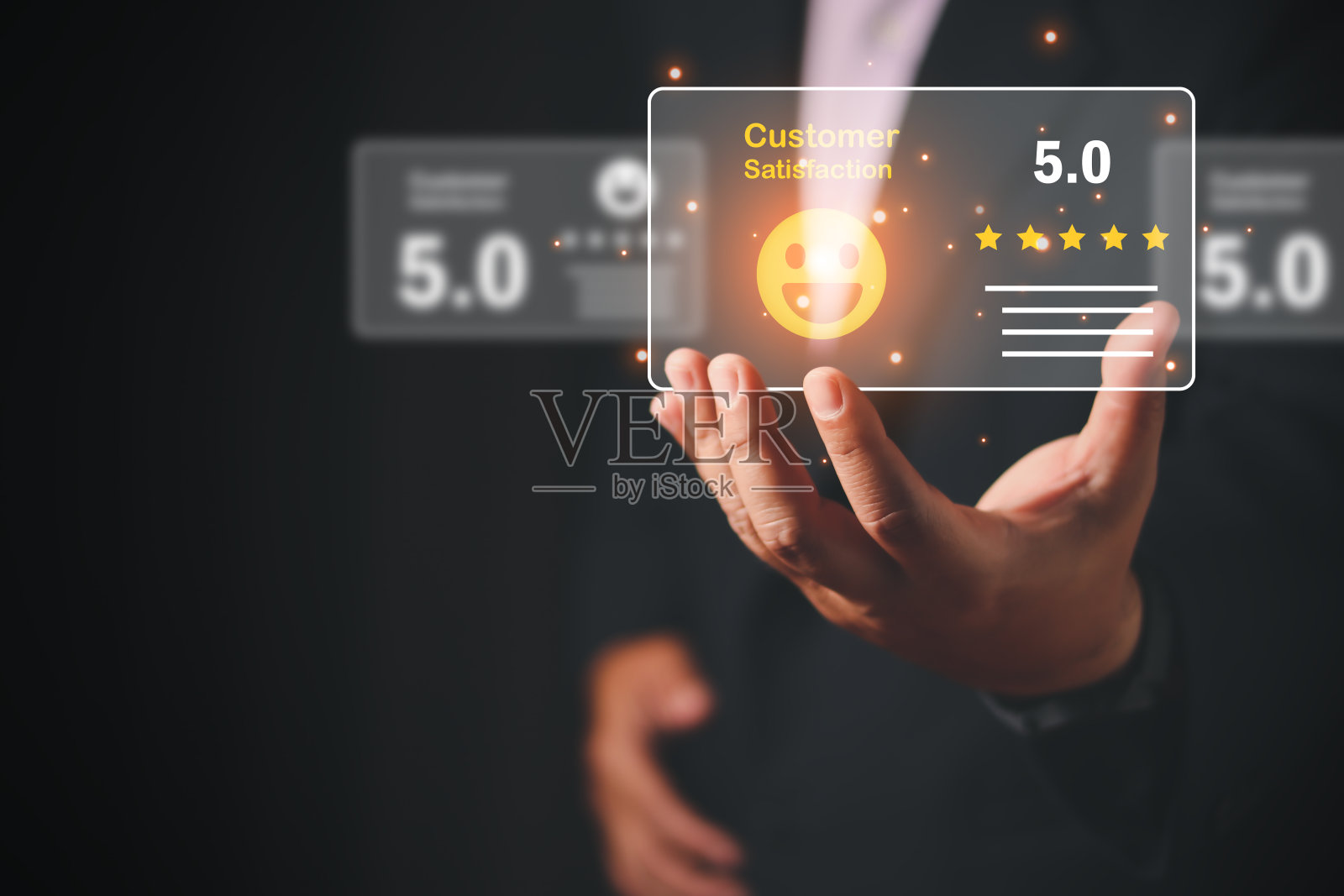 近距离观察商人触摸五星图标和快乐笑容的手，反馈审查满意度服务，客户服务体验和业务满意度调查。照片摄影图片