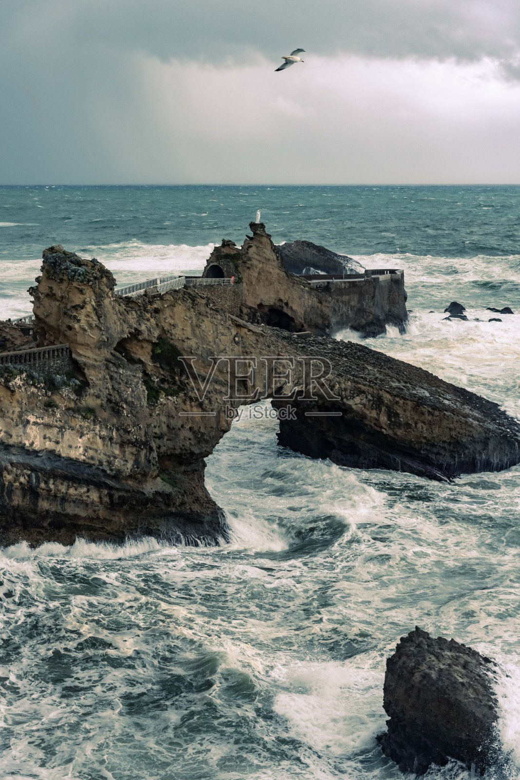 比亚里茨海岸线在11月的一场风暴中照片摄影图片