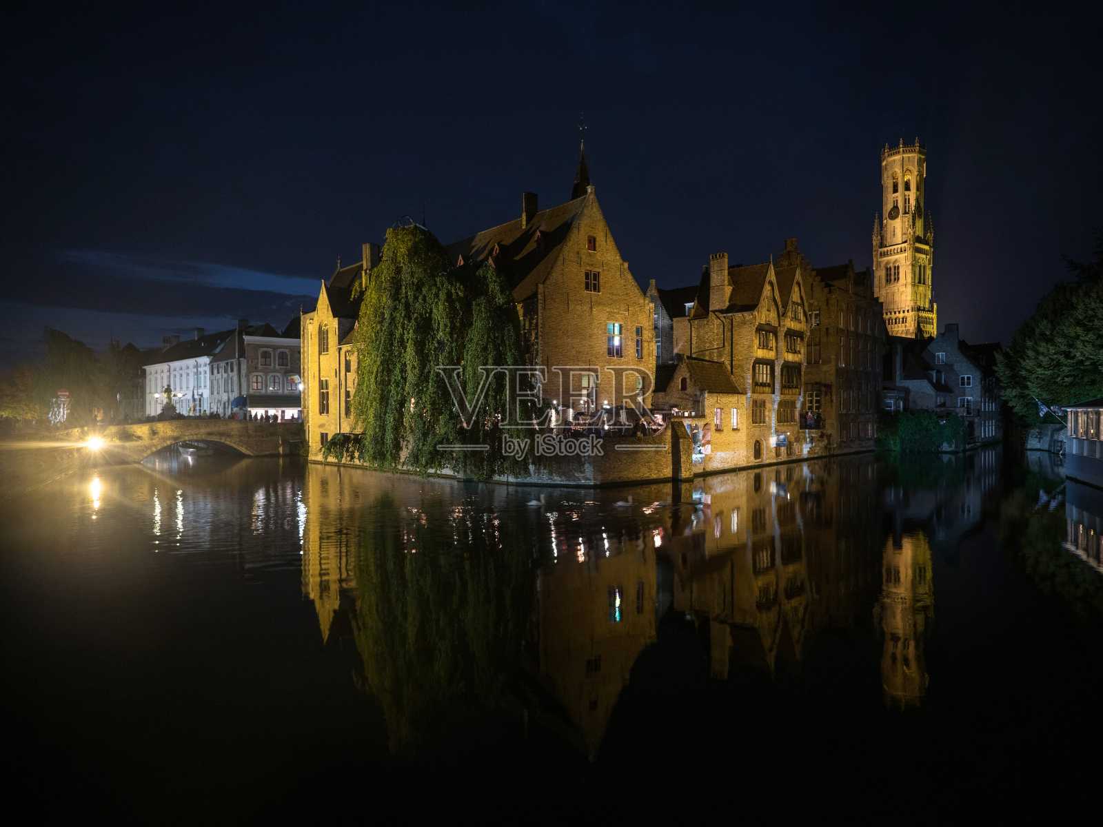 经典明信片视图照亮历史中世纪建筑Rozenhoedkaai Dijver运河钟楼belfort Bruges比利时照片摄影图片