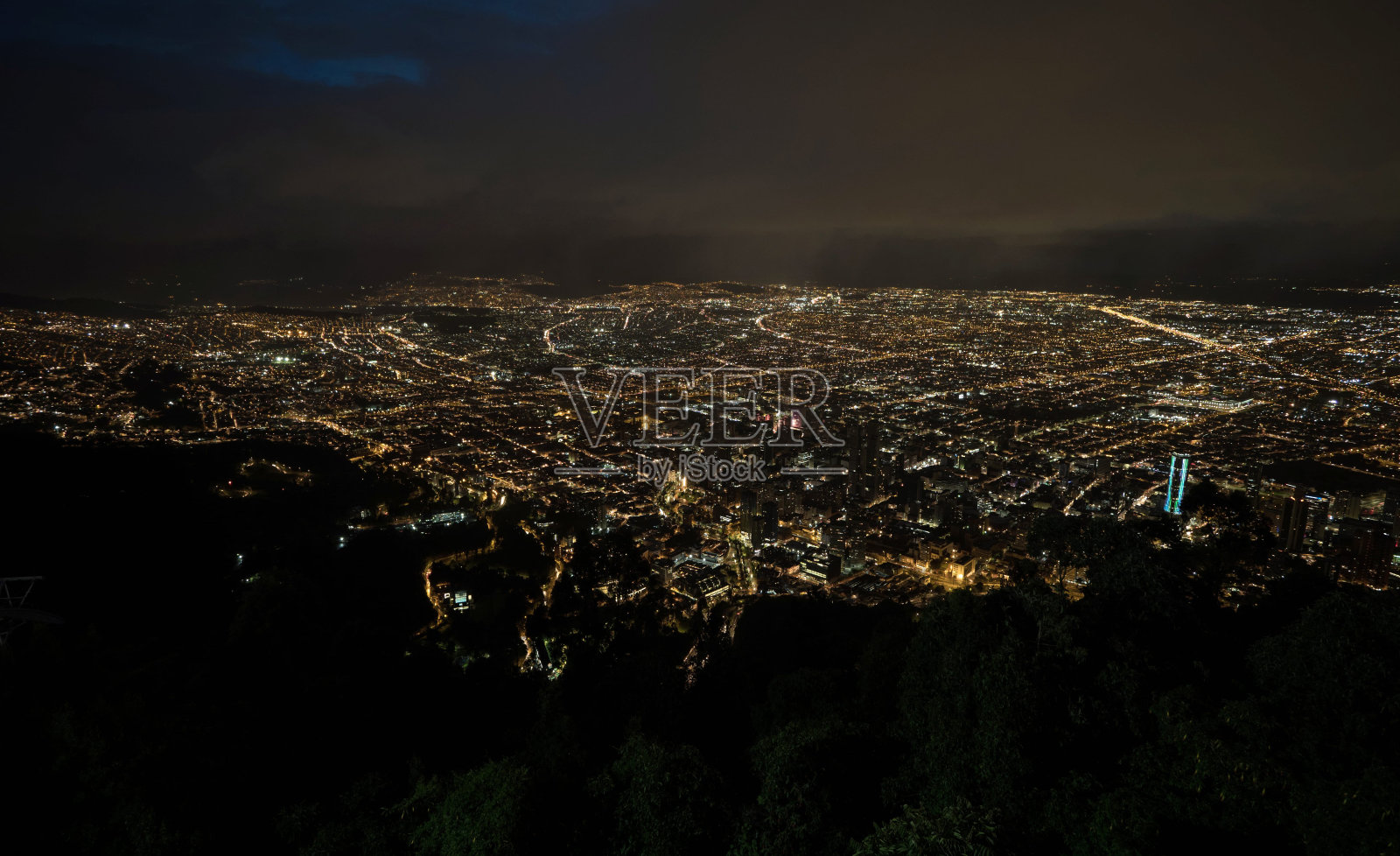 夜晚从蒙塞拉特哥伦比亚缆车缆车俯瞰波哥大市中心金融区全景照片摄影图片