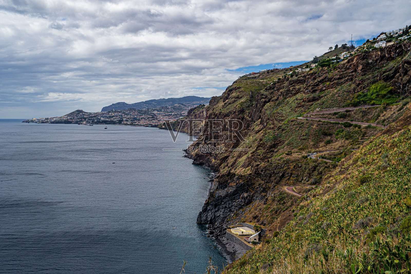 丰沙尔传统的大西洋岩石海岸。照片摄影图片
