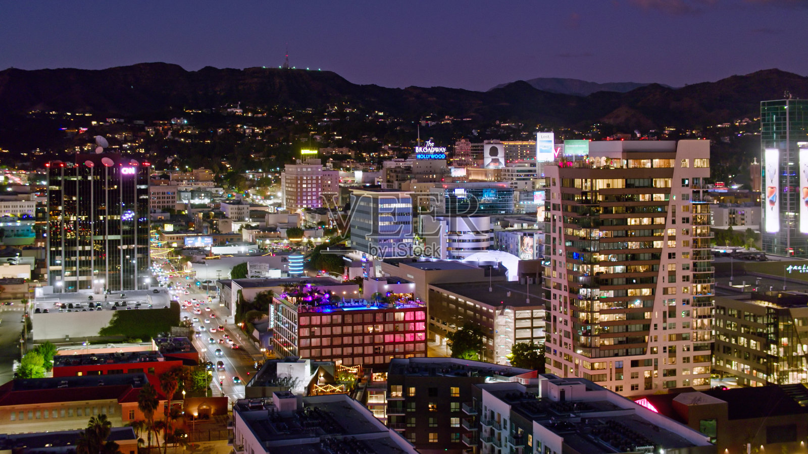 好莱坞夜晚的夜灯-无人机拍摄照片摄影图片