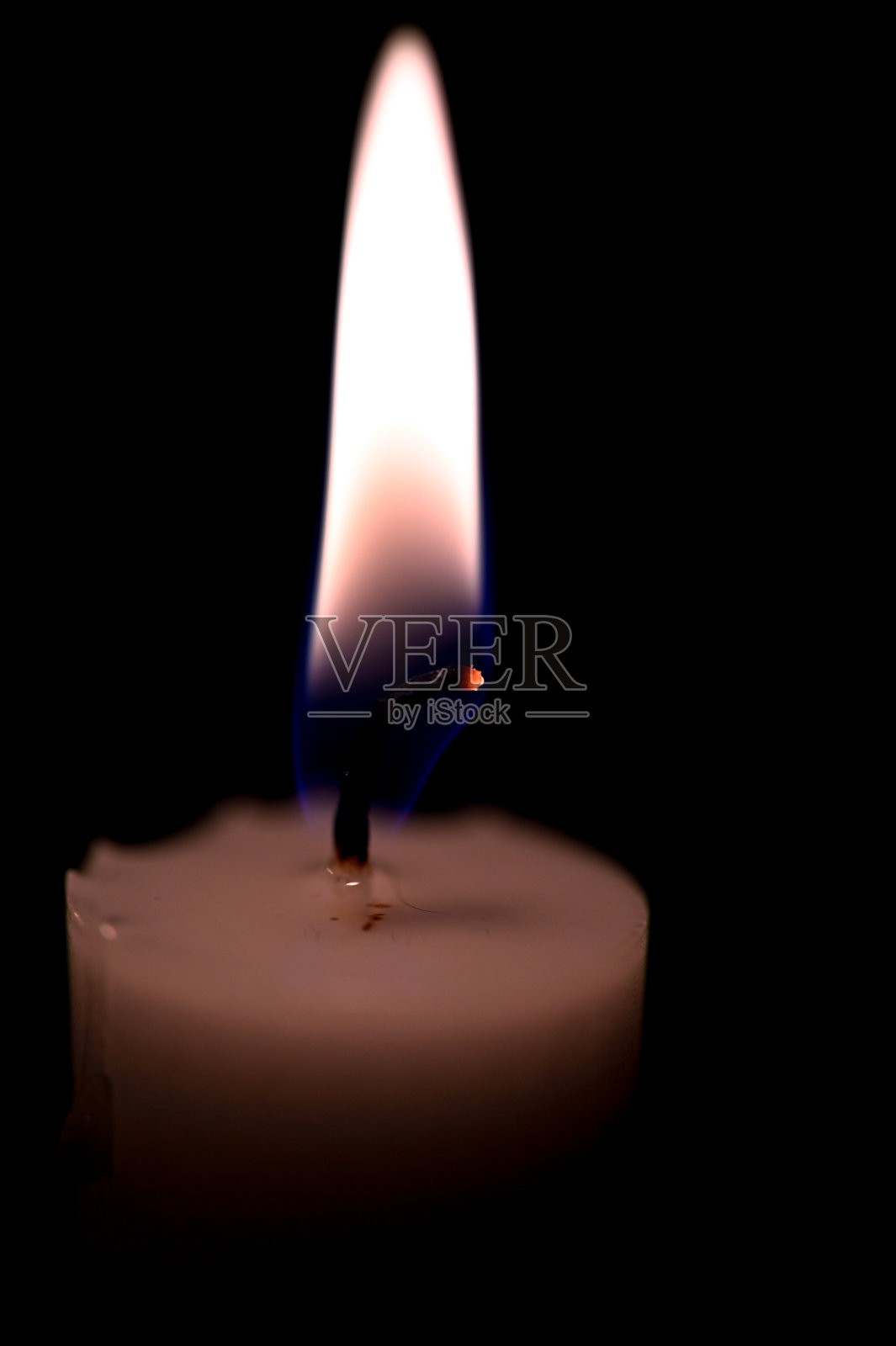 黑暗的房间里燃着一支蜡烛照片摄影图片