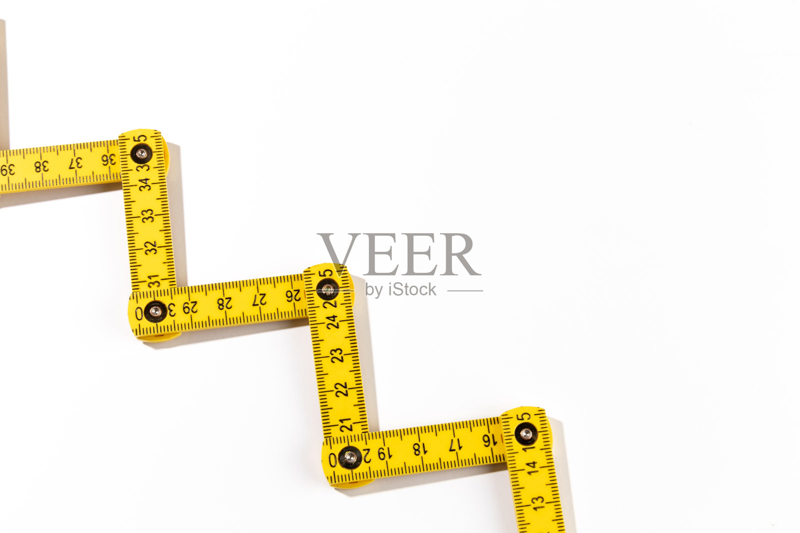 白色背景上的木匠尺子照片摄影图片