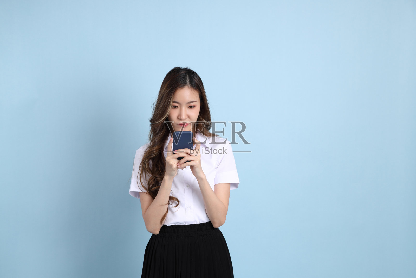 穿校服的女孩照片摄影图片