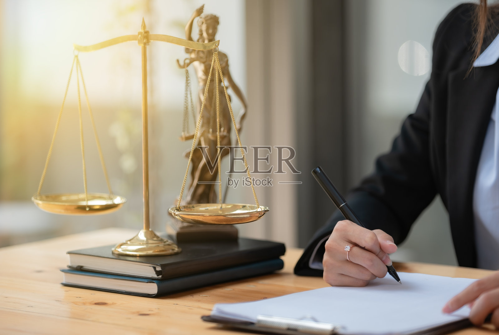 律师、女商人在办公室工作，公证人在办公室签署文件。顾问律师，正义与法律，律师，法院法官，概念。照片摄影图片