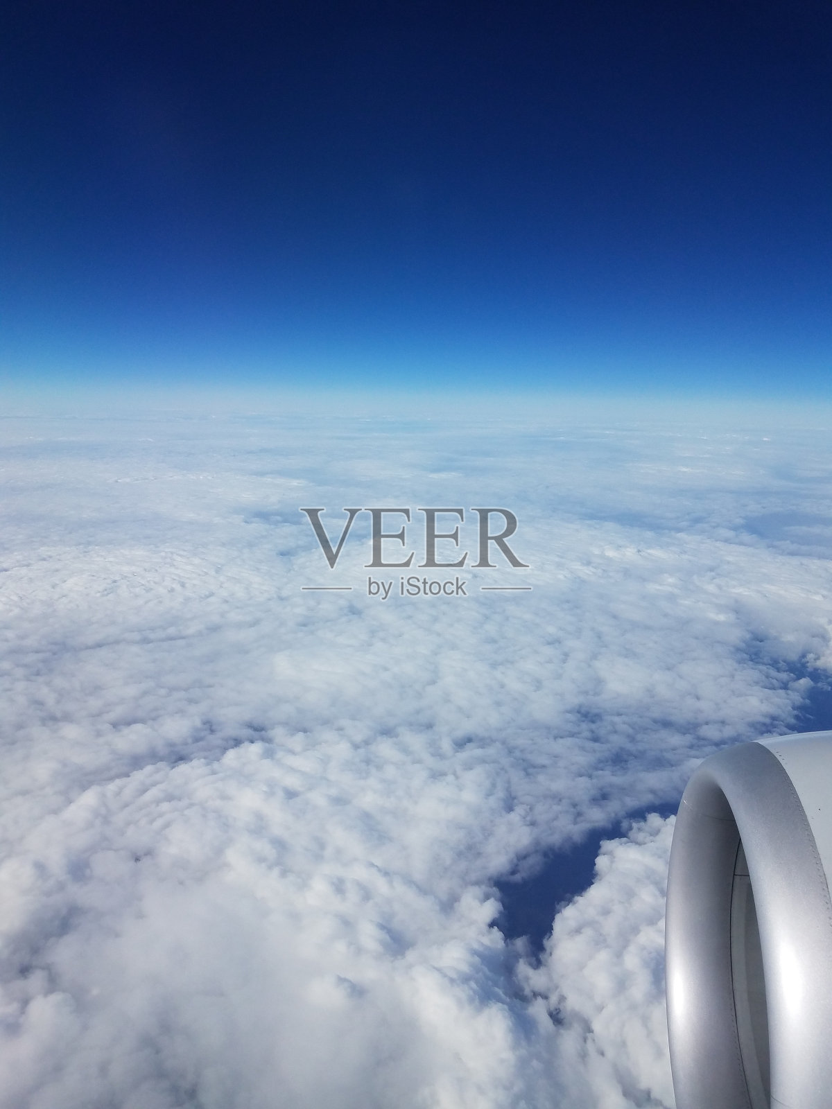 从飞机窗口看到的喷气发动机和云层照片摄影图片