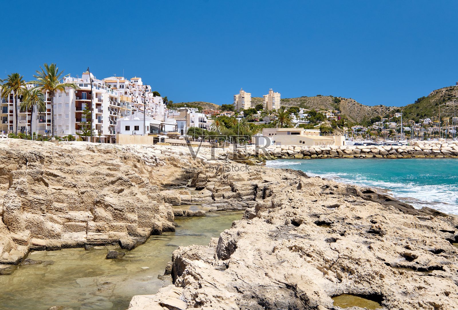 海边的悬崖俯瞰着大海和城市照片摄影图片