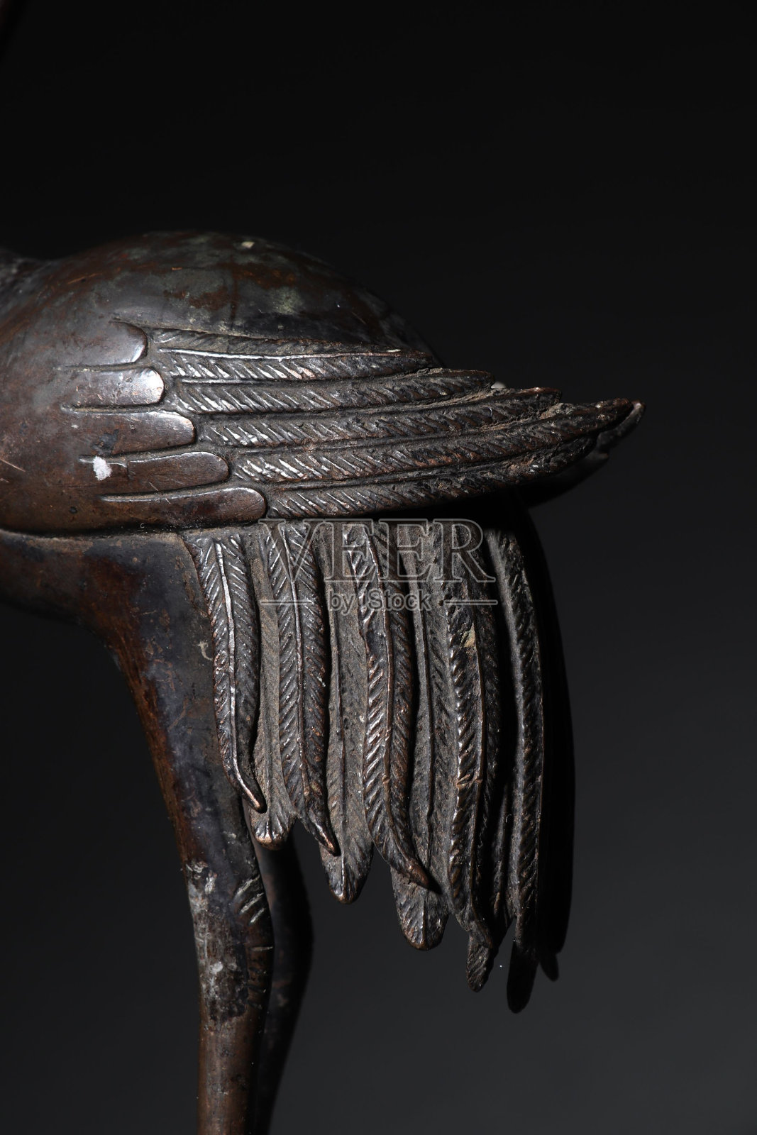 灰色背景上的中国古代传统装饰的垂直镜头照片摄影图片