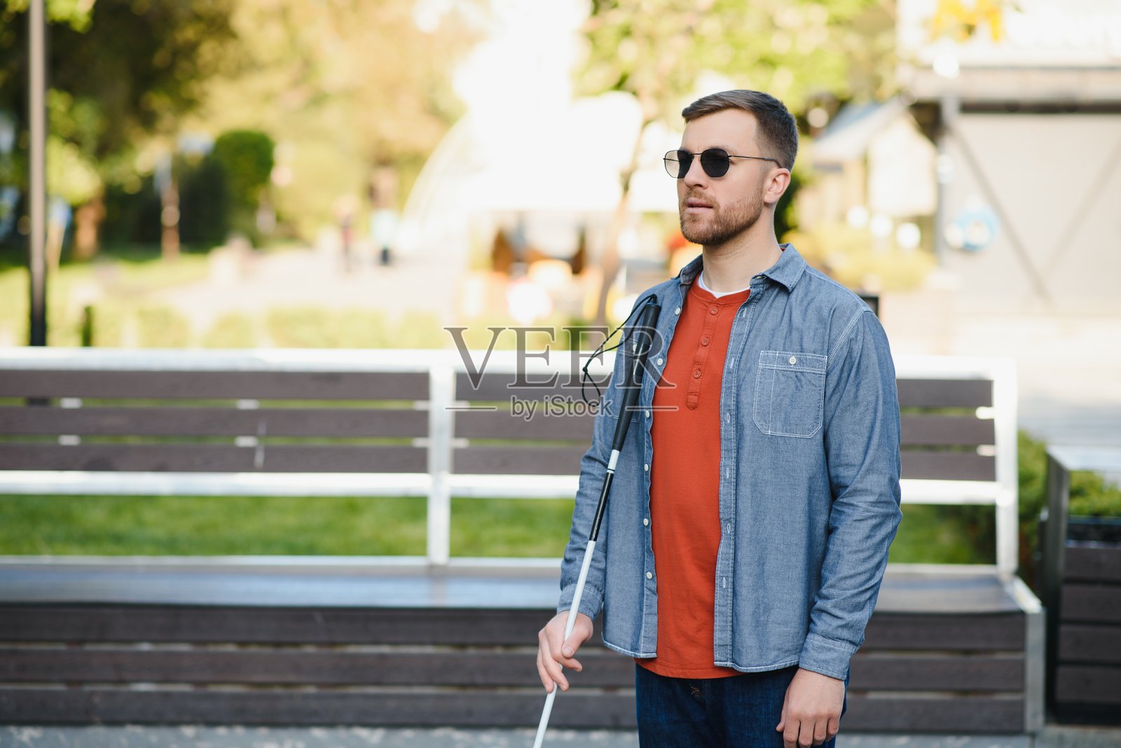 盲人。残疾人、残障人士与日常生活。视障人士拄着拐杖。照片摄影图片