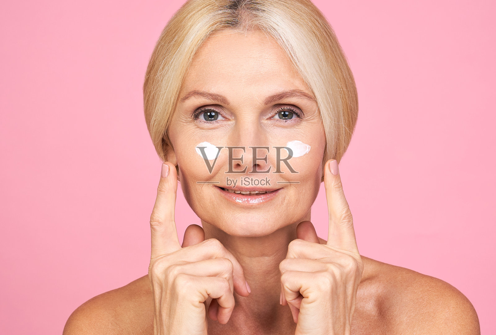 美丽成熟女人的肖像。护肤理念。照片摄影图片