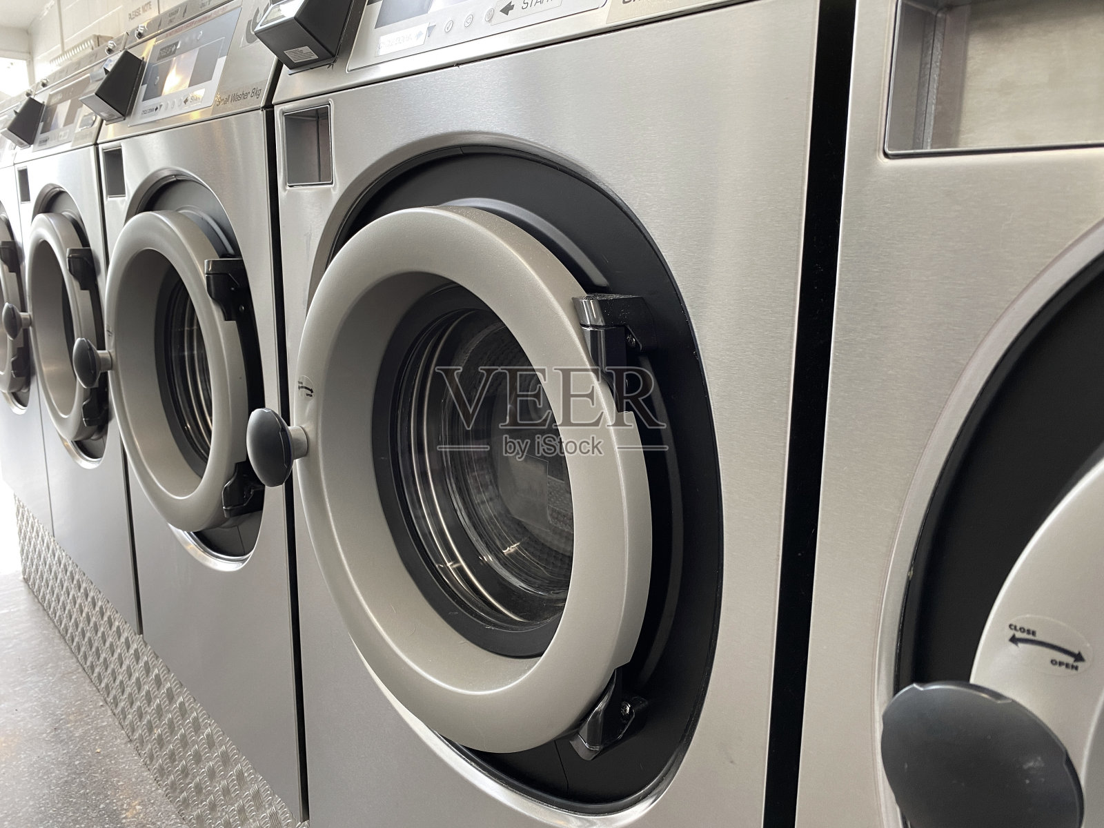 在自助洗衣店洗衣服照片摄影图片