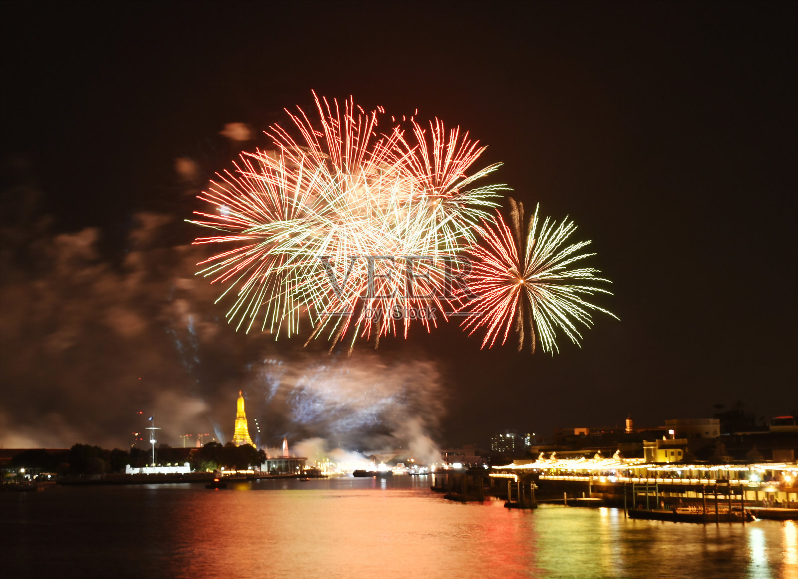 黎明寺的新年倒计时烟花照片摄影图片