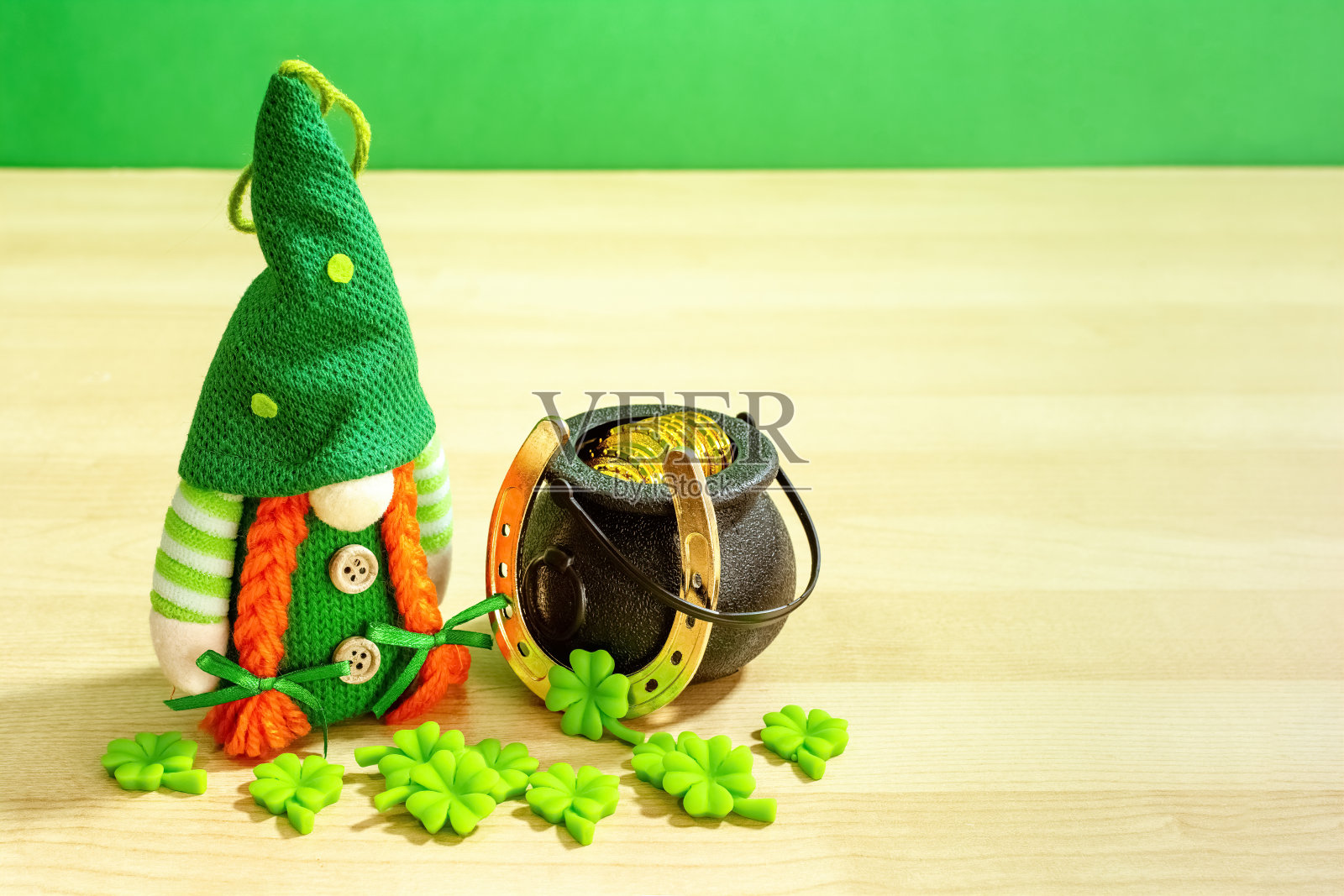 圣帕特里克节：带三叶草和马蹄铁的爱尔兰侏儒照片摄影图片