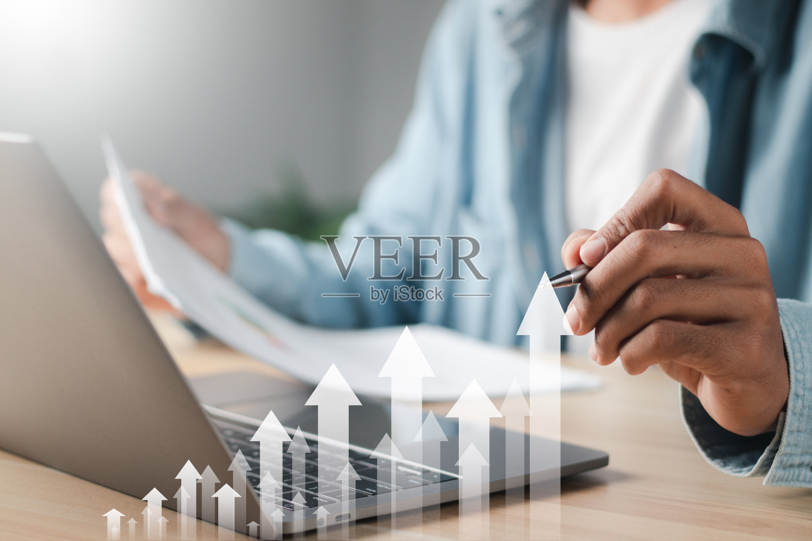 计划分析和业务发展。数字在线营销。商人分析现代界面图标上的增长销售数据图。照片摄影图片