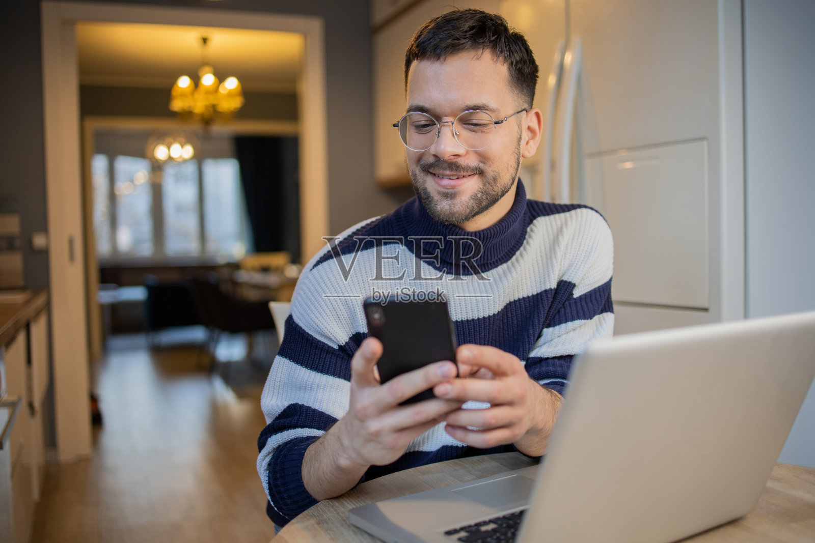 年轻人在家工作照片摄影图片