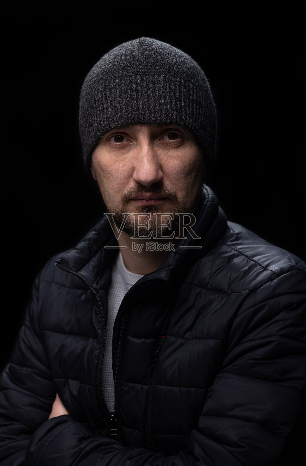 一个男人的肖像在黑色背景。照片摄影图片