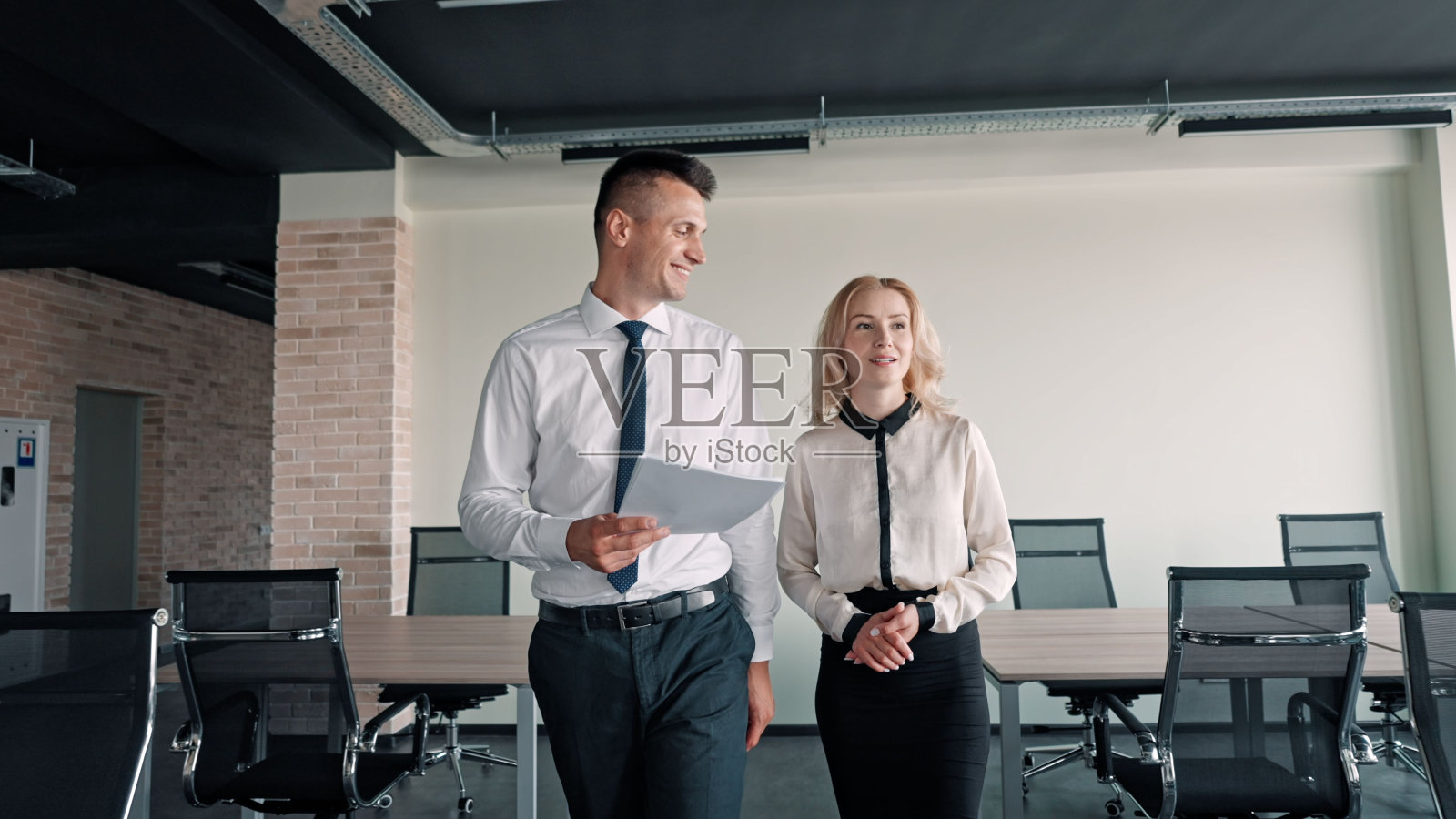 商业伙伴在新办公楼的商人和女商人讨论新项目照片摄影图片