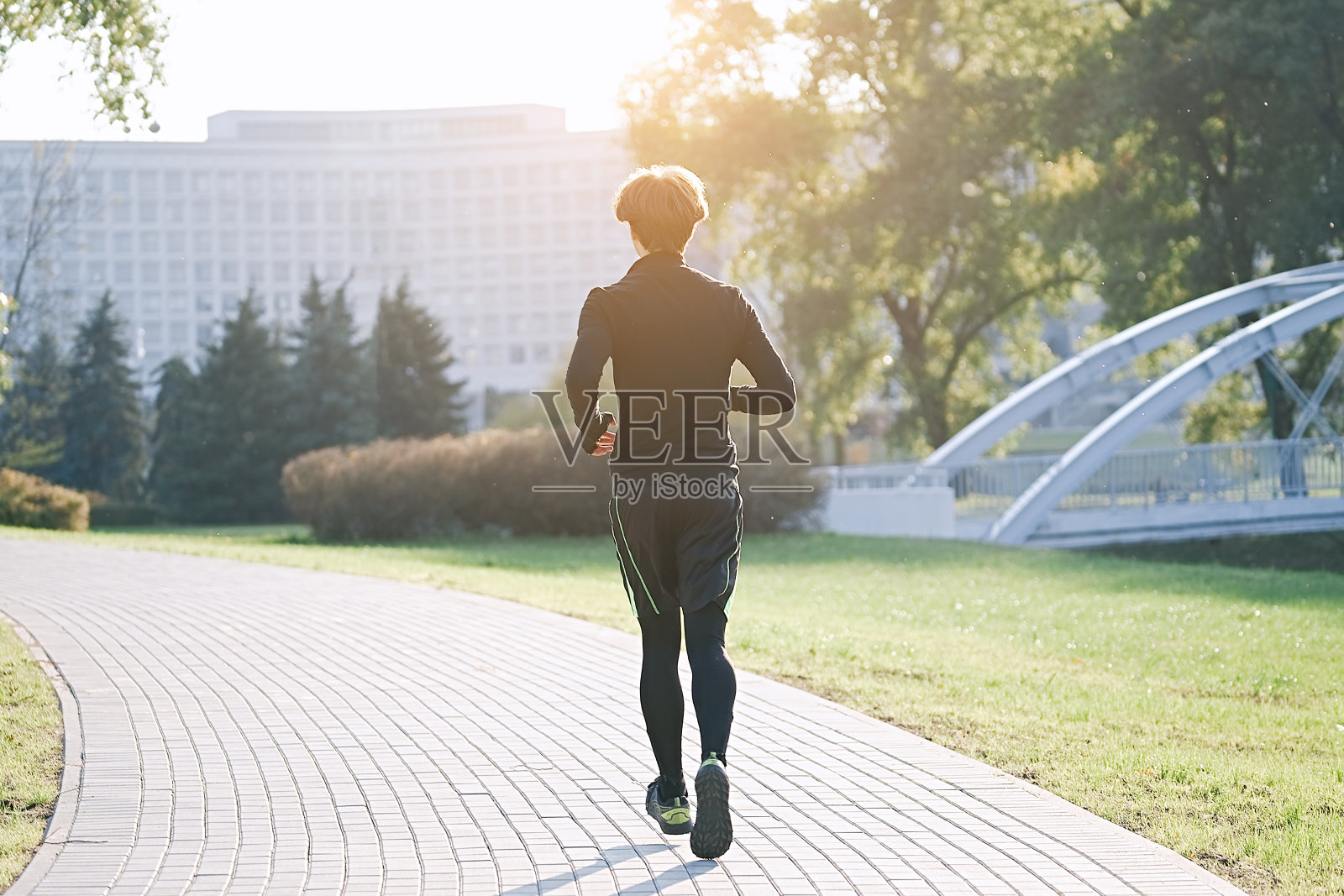 男子在公园跑步照片摄影图片