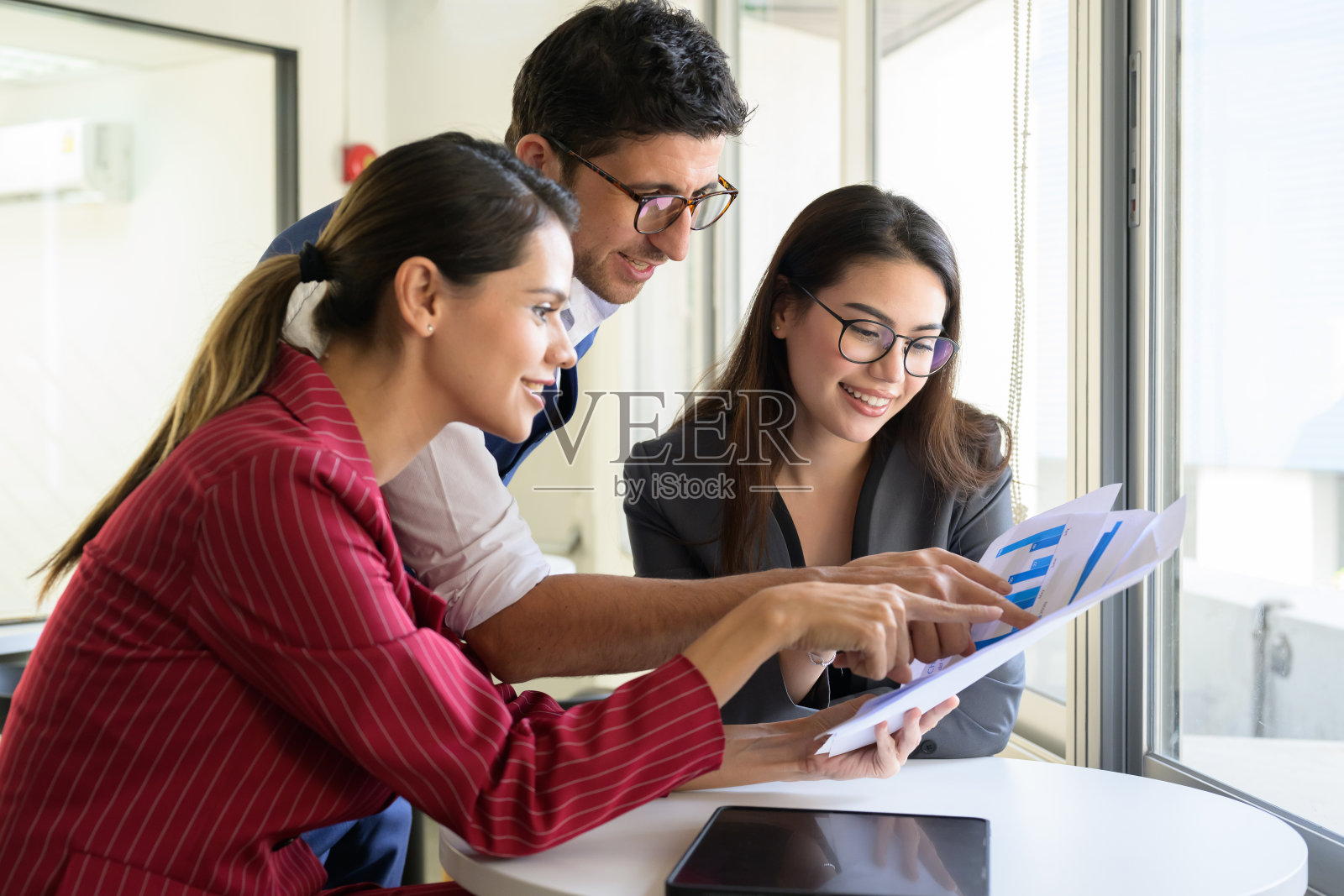 一群专业的商务人士在会议室进行头脑风暴，与同事愉快工作，团队合作和伙伴关系的概念照片摄影图片