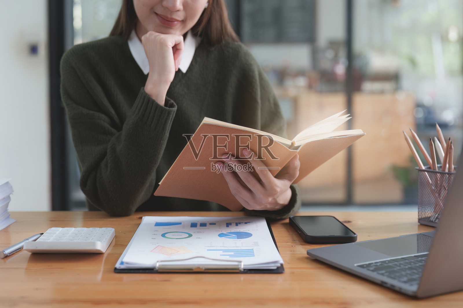 亚洲商务女性，在家办公，分析财务报告。会计与财务概念照片摄影图片