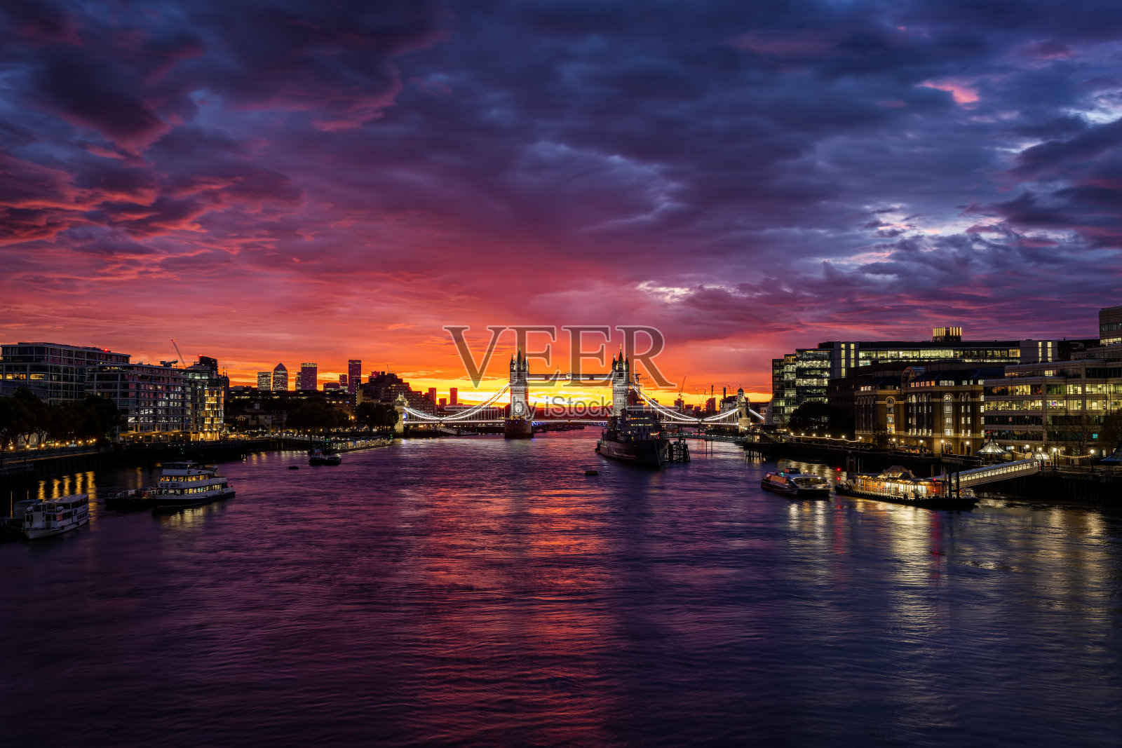 著名的伦敦塔桥后面的日出照片摄影图片