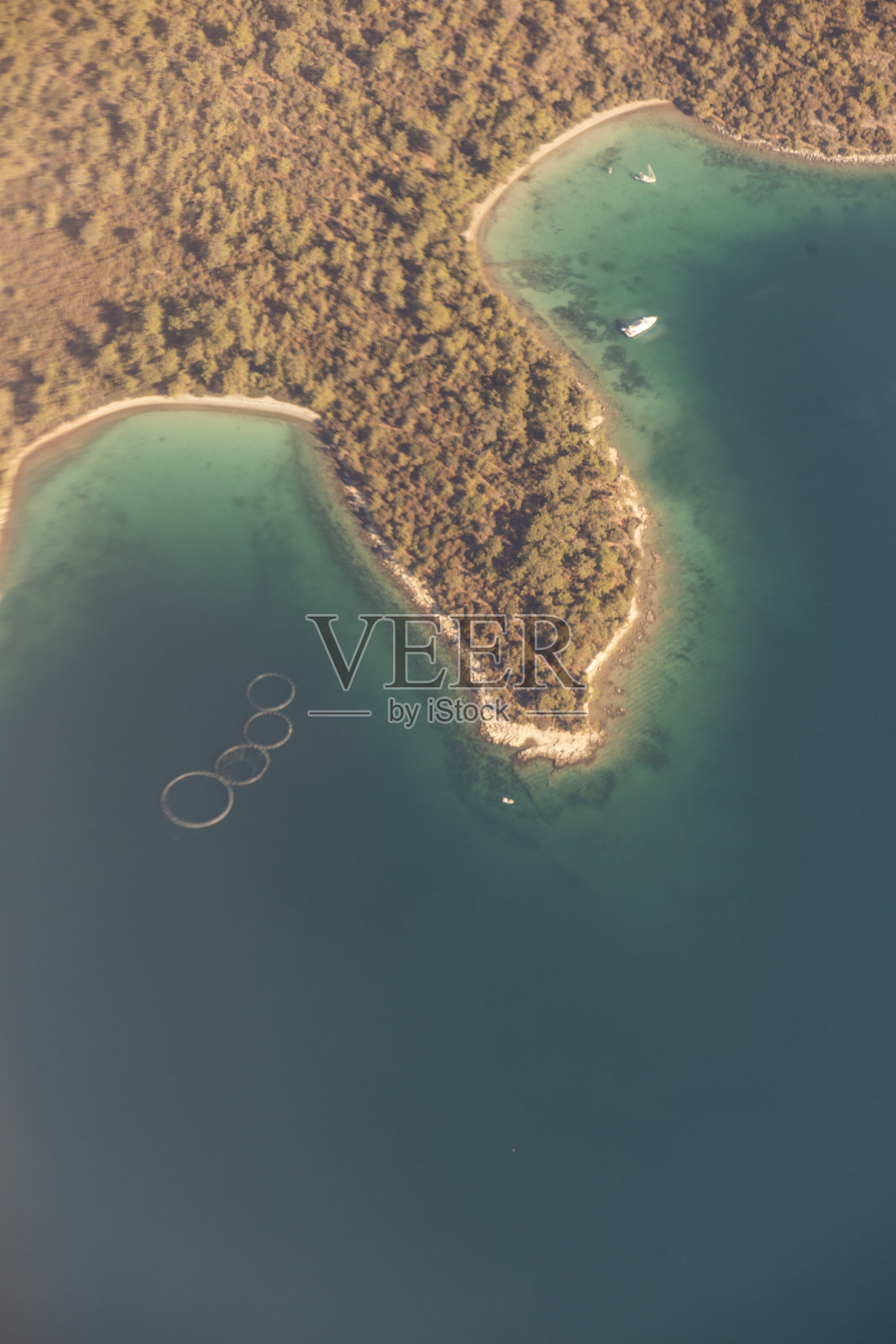 土耳其博德鲁姆穆格拉附近的古鲁克湾海岸鸟瞰图照片摄影图片