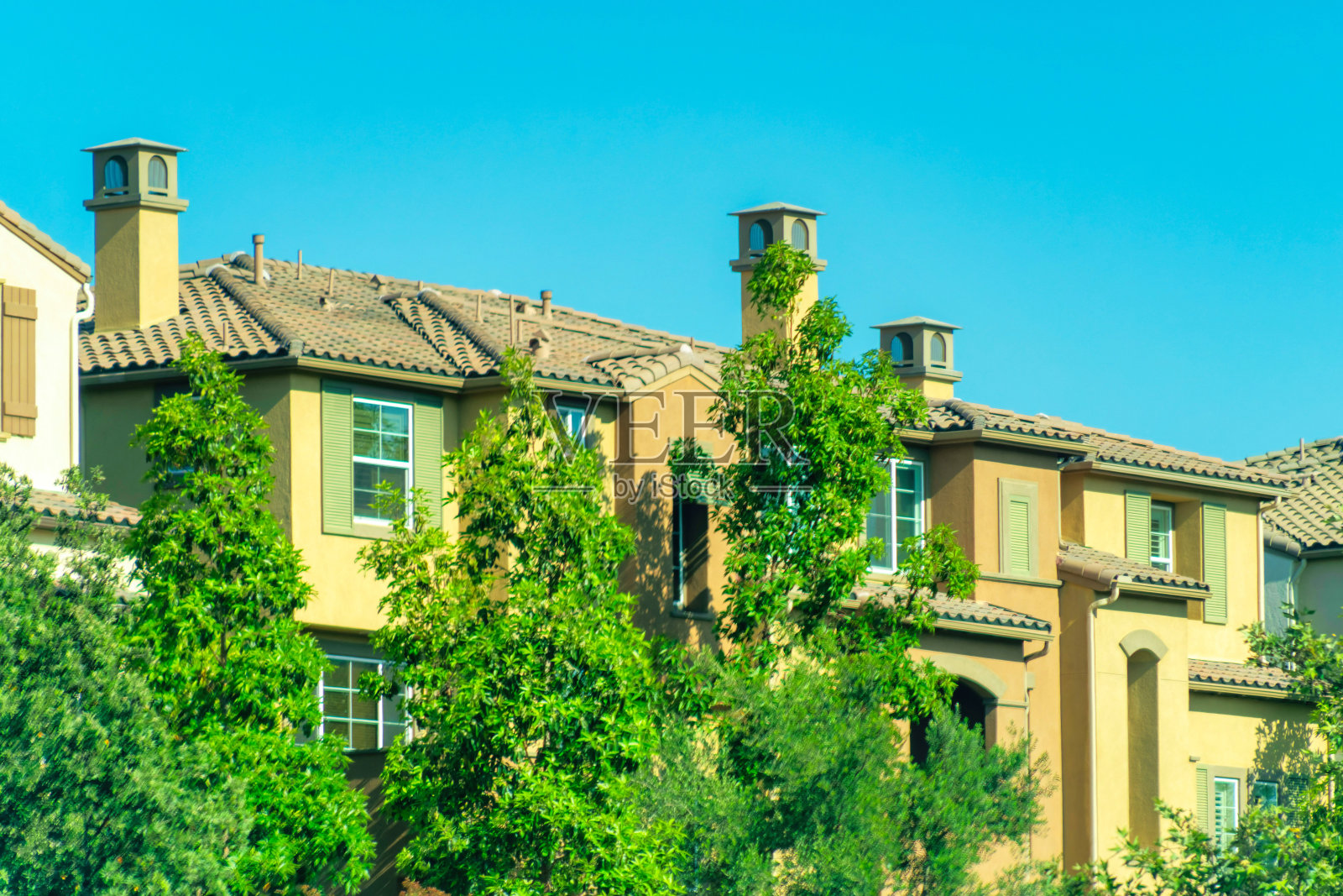 碧蓝晴空下的瓦屋顶公寓楼照片摄影图片