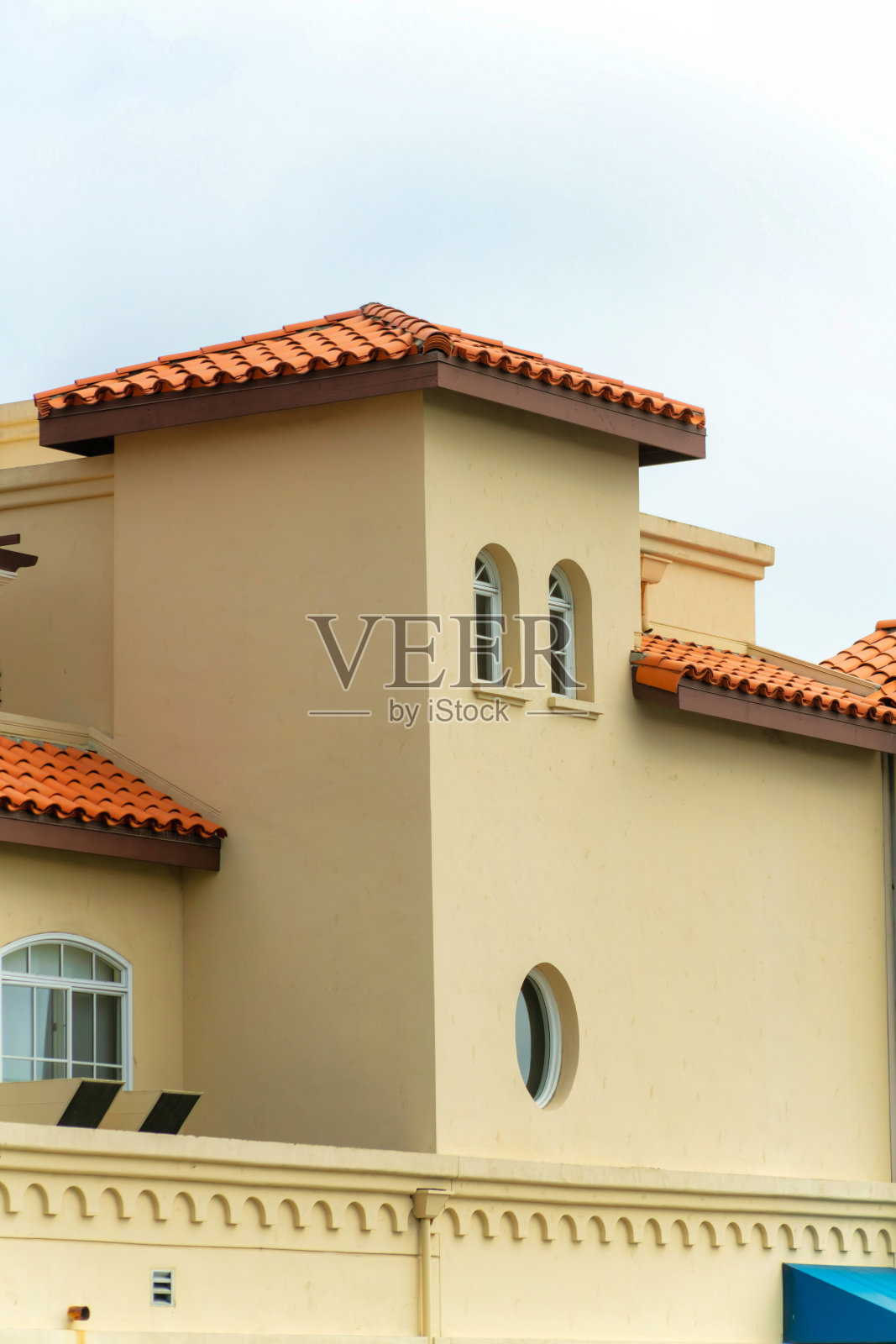 带瓦屋顶的公寓楼照片摄影图片