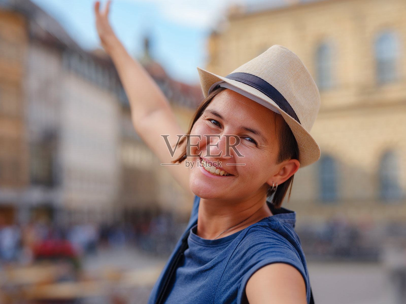 夏季女性单人欧洲之旅照片摄影图片