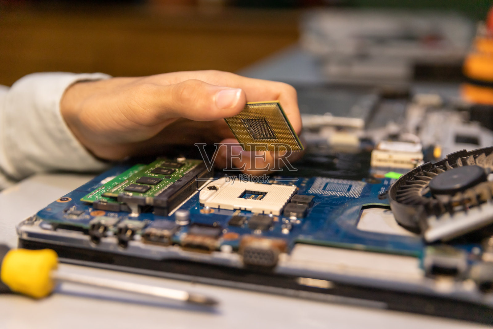 电脑维修技术员正在修理笔记本电脑照片摄影图片