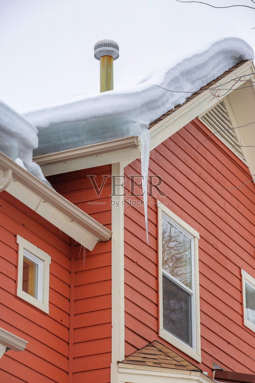 垂直拍摄的雪花屋顶的房子照片摄影图片