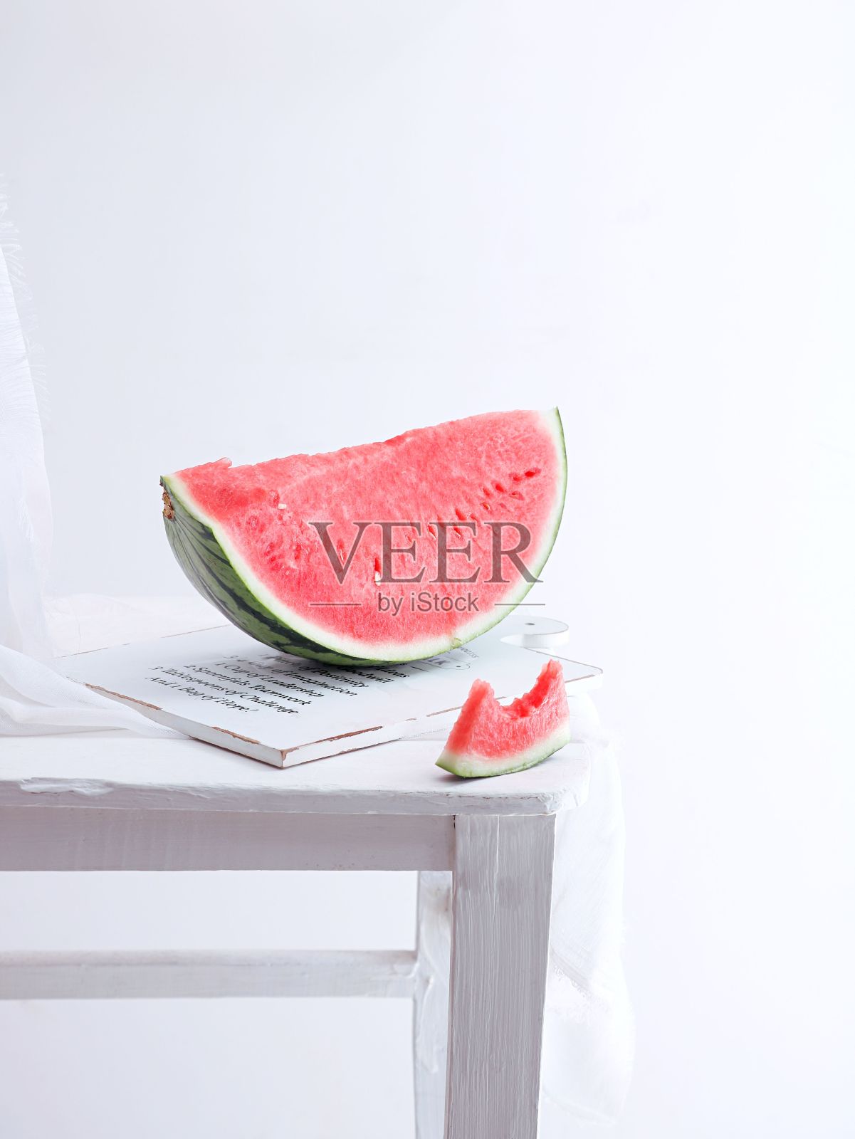 垂直拍摄的白色木板上的西瓜片，白色背景照片摄影图片