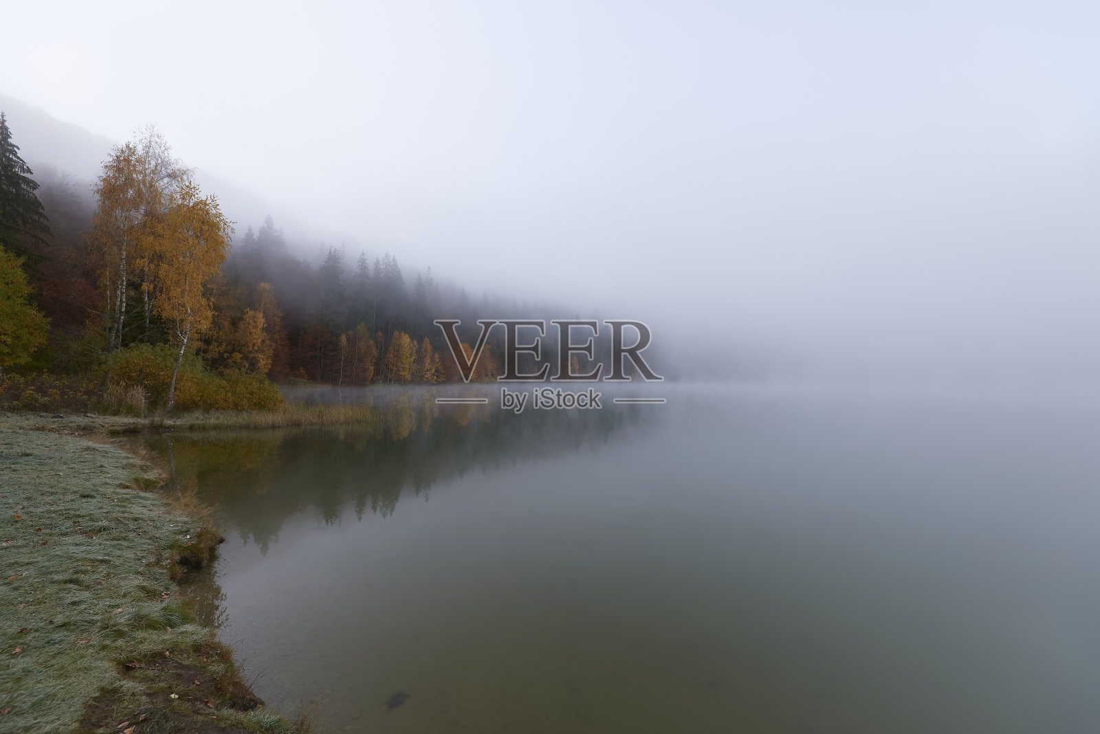 罗马尼亚圣安娜湖，美丽雾蒙蒙的秋日清晨照片摄影图片