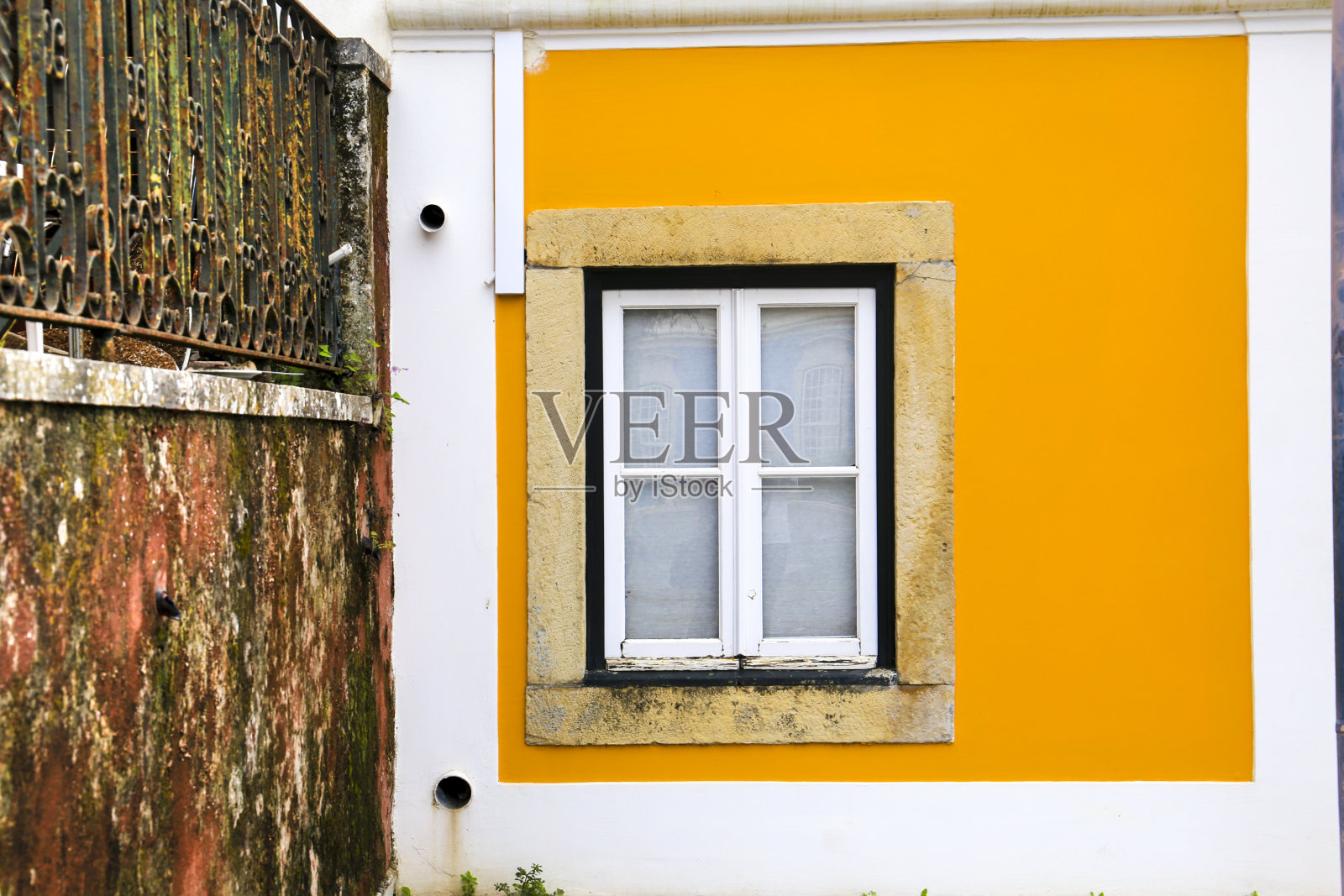 典型的复古葡萄牙立面与白色窗户照片摄影图片
