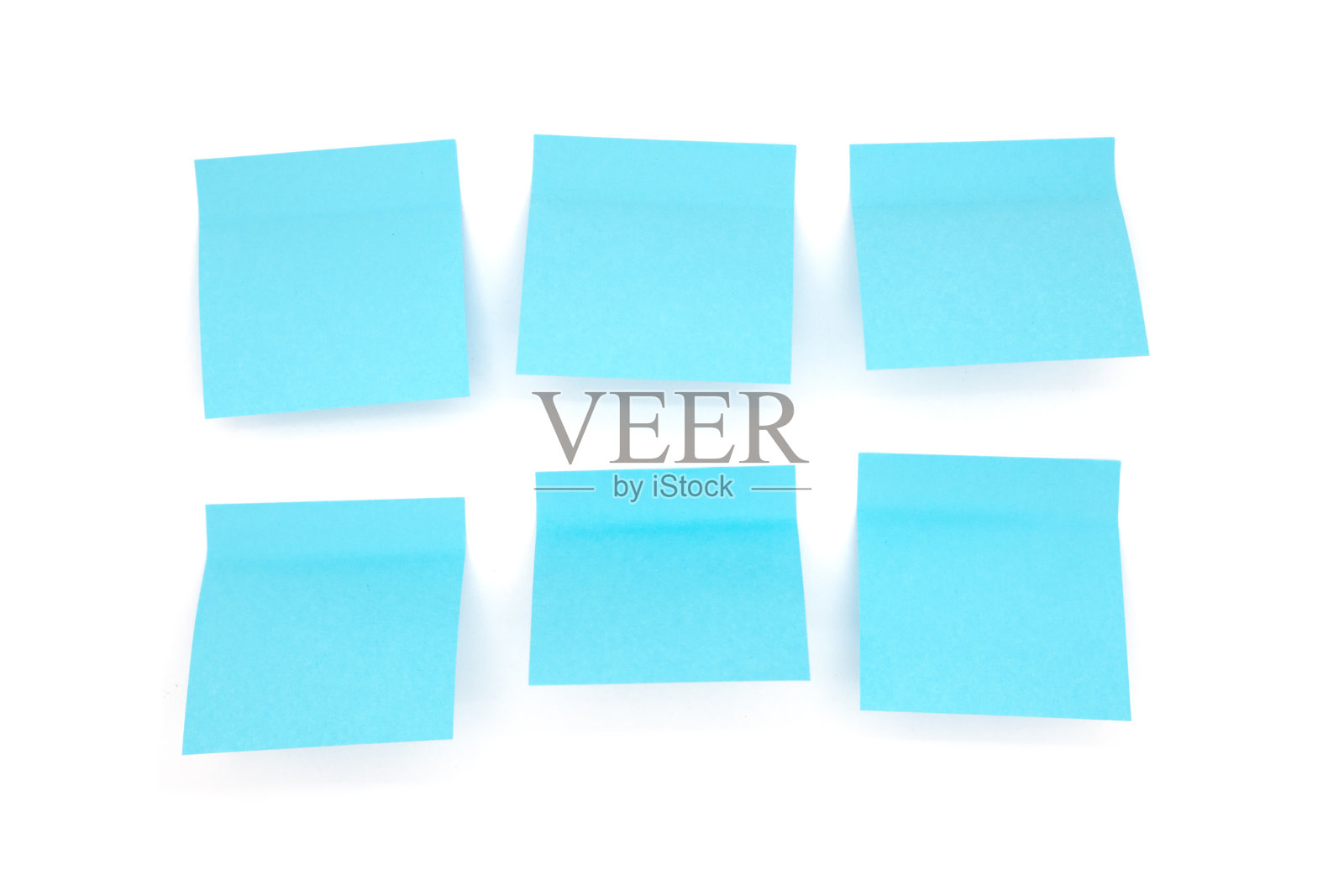 六张蓝色的纸在白色背景上做笔记，留出空间放你的文字，分开照片摄影图片