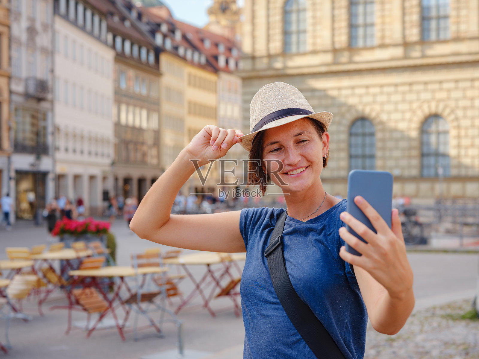 夏季女性单人欧洲之旅照片摄影图片
