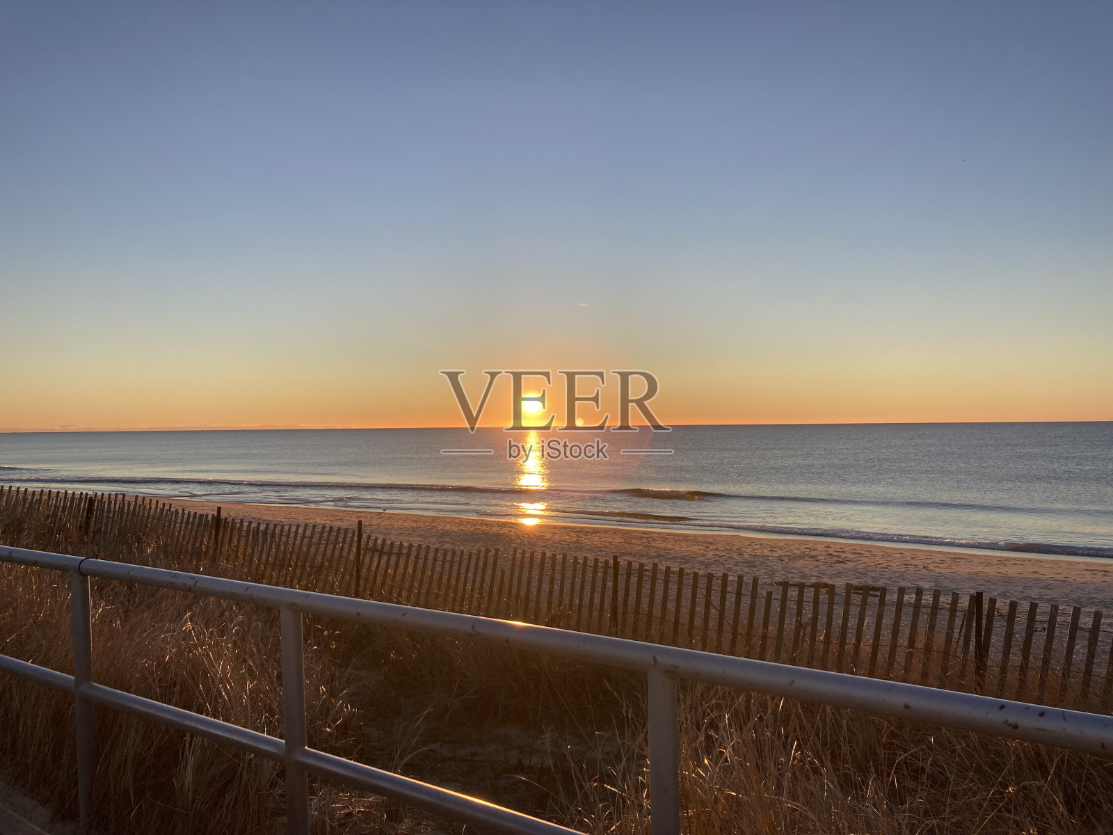 海滩上的日出照片摄影图片