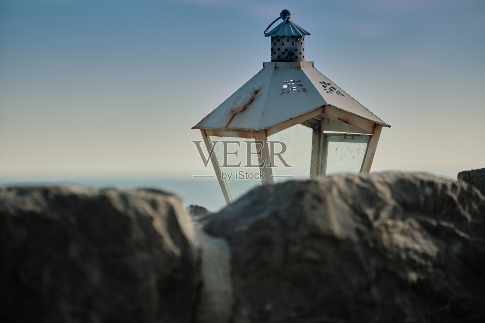 旧灯笼映衬着蓝天照片摄影图片