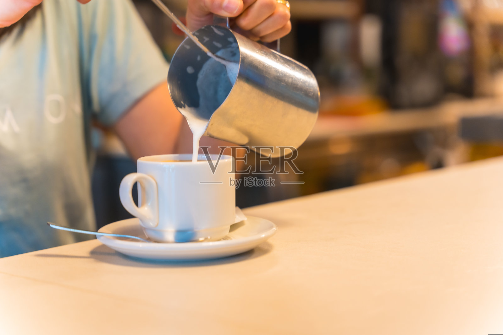 女服务员在自助餐厅的咖啡机里准备咖啡照片摄影图片