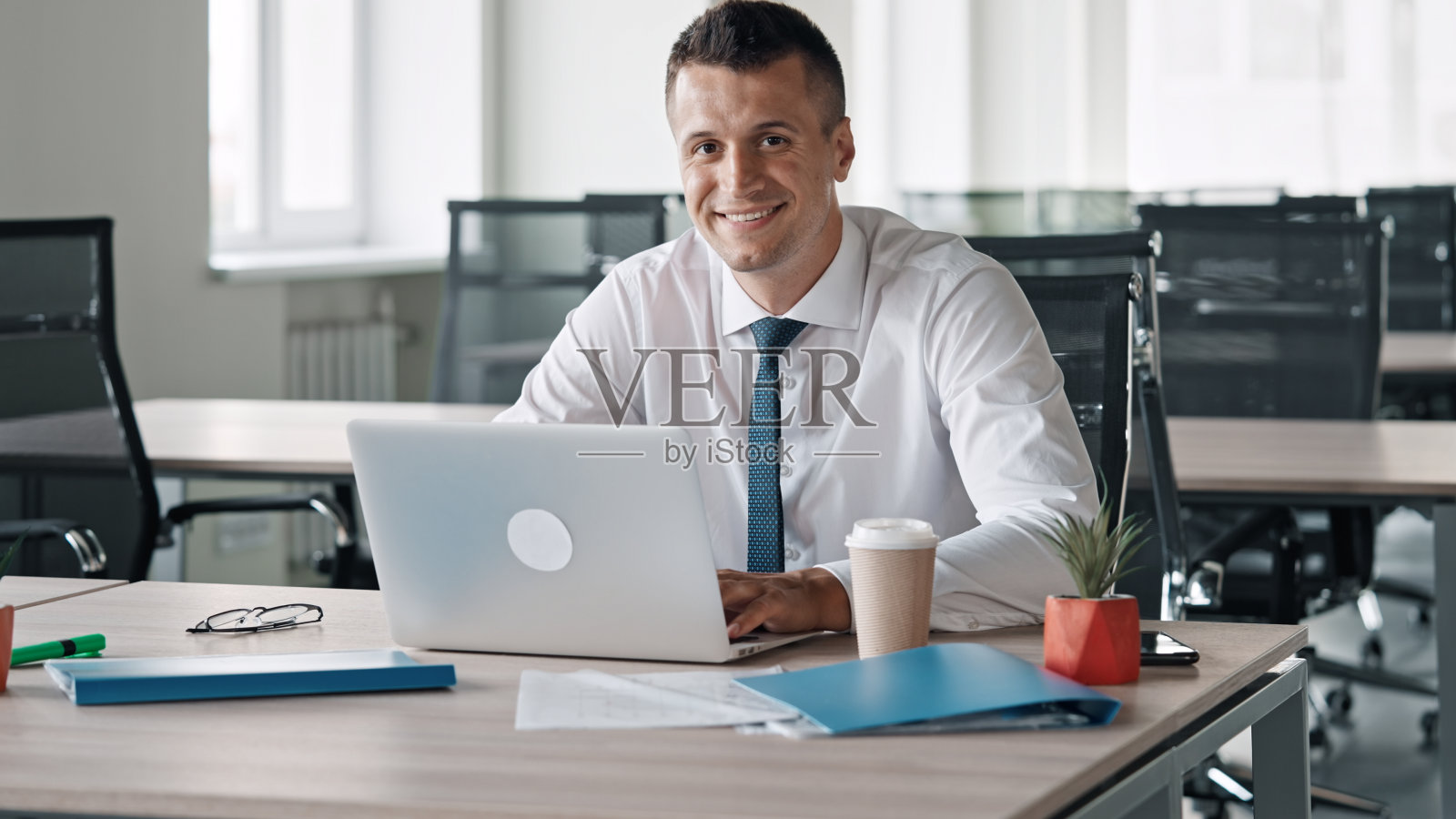 白人男性在办公室用笔记本电脑工作照片摄影图片